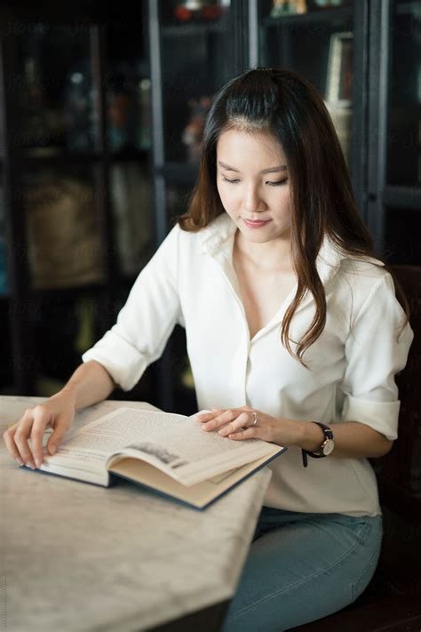 «a Woman Reading A Book Del Colaborador De Stocksy «alita Stocksy