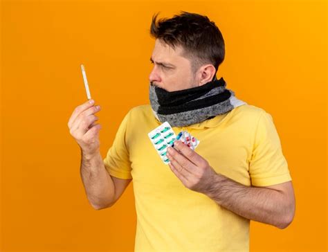 Clueless Jeune Homme Slave Malade Blonde Couvrant La Bouche Avec Un Foulard Photo Gratuite