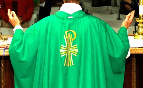 Detienen a sacerdote católico que organizó encuentros grupales gay