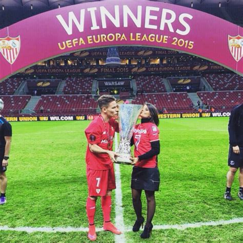 Photo Kevin Gameiro célébrant avec sa femme Lina la victoire du FC