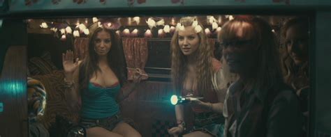 Ashley Mulheron Nue Dans Lesbian Vampire Killers