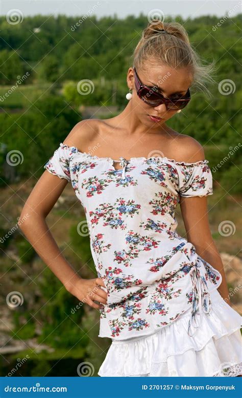 Fille Blonde Dans Des Lunettes De Soleil Image Stock Image Du Gentil Sunglasses 2701257