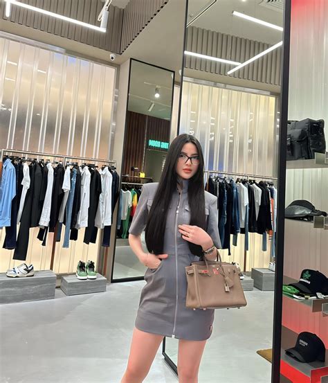 Hot girl xinh đẹp vừa dạm ngõ với cầu thủ Quang Hải là ai Báo Dân trí