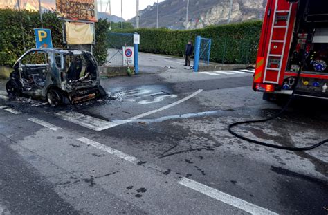 Auto In Fiamme Sul Lungolago A Vercurago Illeso Il Conducente