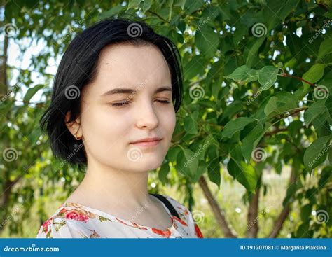 Ein Brunette M Dchen Im Sommer Drau En Mit Ihren Augen Geschlossen Wurde Stockbild Bild Von