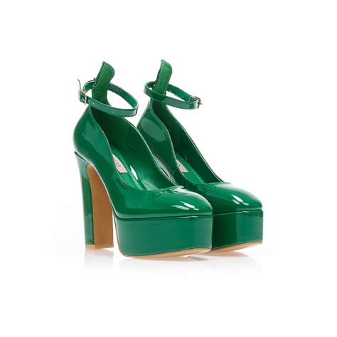 Czółenka nude lakierowane na platformie z paseczkiem dookoła kostki Tsoukalas Shoes