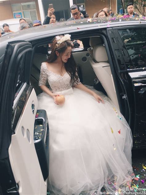 Đám cưới ngôn tình của hot girl đẹp nhất Trung Quốc khiến nhiều người choáng ngợp