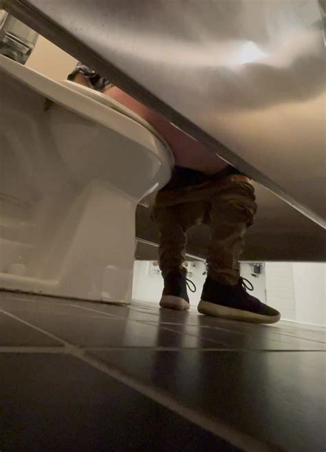 Wiping his ass on the toilet ThisVid em inglês