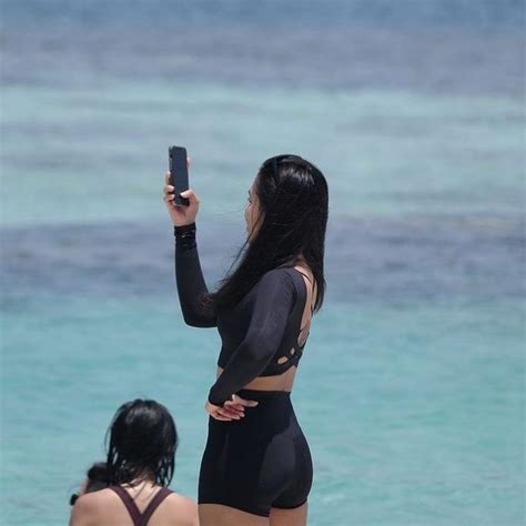 10 Potret Hot Lula Lahfah Body Goalsnya Bikin Jatuh Hati