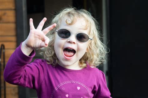 La Petite Fille Blonde Du Caucase Heureusement Sourit Et Vous Montre Bien Image Stock Image Du