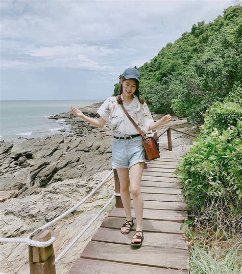 Không phải áo phông áo sơ mi cộc tay hoa hòe hoa sói mới là item được các hot girl Thái diện