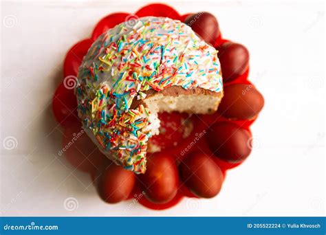 Torta Tradicional De Pascua Y Huevos Pintados Foto De Archivo Imagen