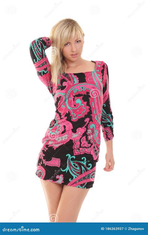 Belle Blonde En Robe Rouge Sur Fond Blanc Image Stock Image Du Fuselage Femelle