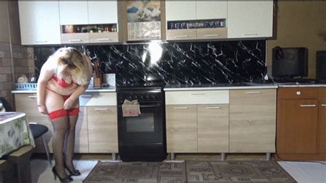 Sous vêtements rouges sur les fesses pulpeuses d une MILF canon RoseRedRus Clips sale