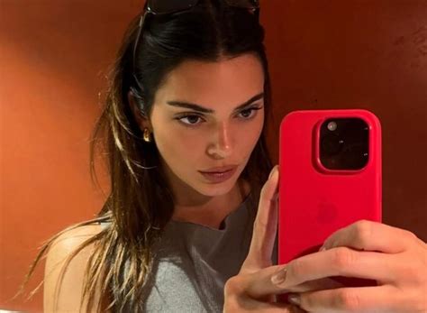 Kendall Jenner Wygrzewa Si Na S O Cu W Czarnym Bikini Eksponuj C Wyrze Biony Brzuch Pudelek
