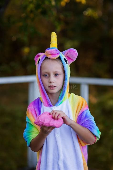 La Fille Gay Dans Un Costume De Licorne Joue Avec Une Suspension Rose Photo Stock Image Du