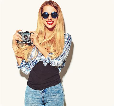 Fille blonde femme dans des vêtements d été hipster décontracté Photo Gratuite