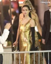Amelia Hamlin Sexy And Nude Flashes Her Tempting Nipples At The Vanity Fair Oscar Party In