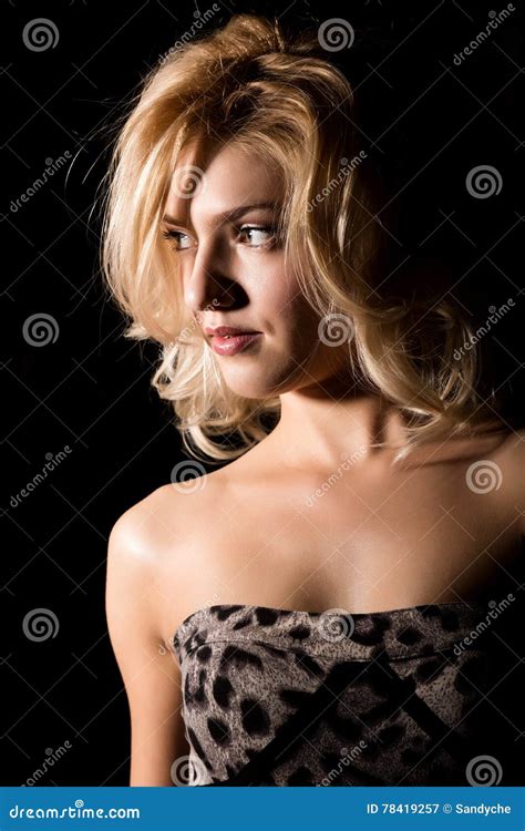 Portret Van Een Jonge Blonde Vrouw Met Mooi Krullend Haar En Professionele Samenstelling Op Een