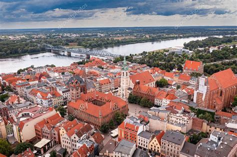 Vista De Verano Del Casco Antiguo De Torun Y Del Puente Jozef Pilsudski