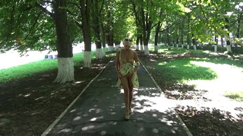 Blonde sexy clignotant et se masturbe chaud dans un parc public Vidéos Porno Gratuites YouPorn