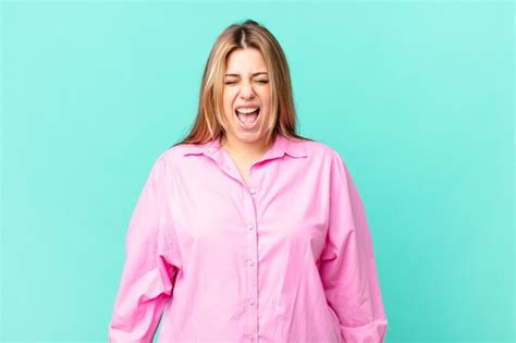 Premium Photo Curvy Pretty Blonde Woman Shouting Aggressively Looking Very Angry