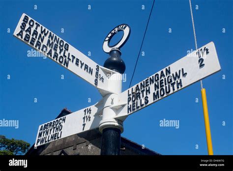 Welsh road signs hi-res stock photography and images - Alamy