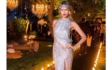 E a lingerie Modelo aposta em look ousado para festa de aniversário Quem QUEM News