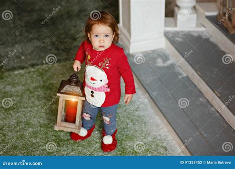 Petite Fille De Petite Fille Blonde Adorable Dans Un Chandail Avec Une Neige Photo Stock Image