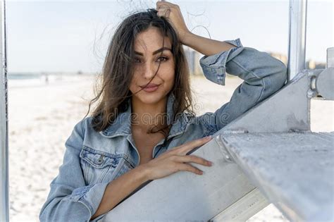 Precioso Bikini De Raza Mixta Modelo Posando Al Aire Libre En Una Playa Del Caribe Imagen De