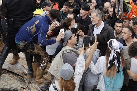 A Crowd Of Spain S Flood Survivors Toss Mud And Shout Insults At King