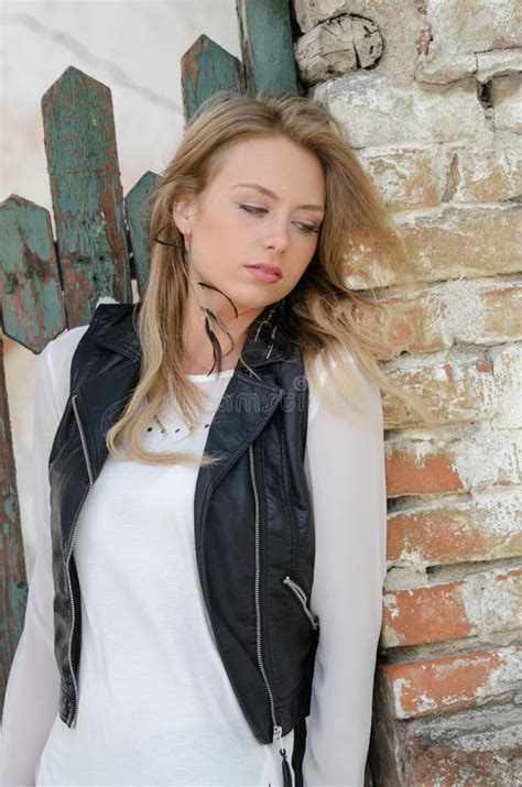 Natürlich Schöne Junge Blonde Frau in Der Natur Stockfoto Bild von schauen blond 61783370