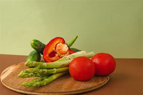 Las Verduras Se Encuentran En Una Tabla De Madera Tomates Esp Rragos