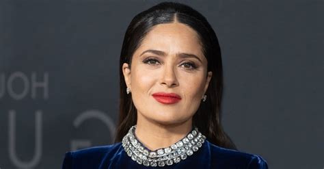 Salma Hayek w wieku lat prezentuje ponadczasową urodę fani chwalą jej odważny żółty bikini i