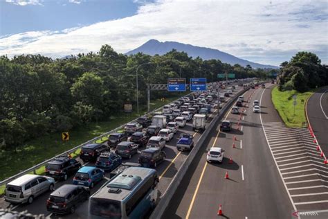 Padatnya Kendaraan Di Puncak Bogor Saat Libur Panjang