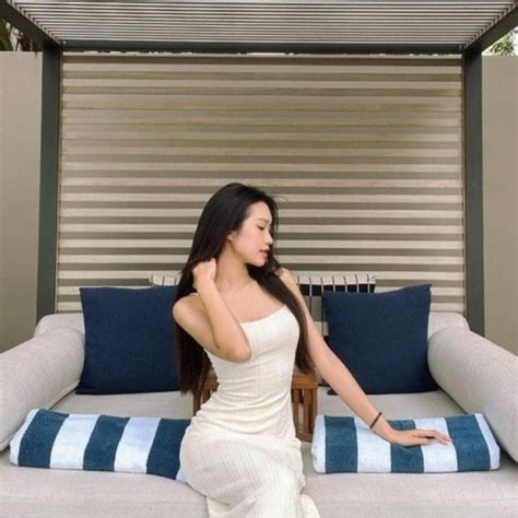 Bạn gái Đoàn Văn Hậu diện bikini hút mắt khoe dáng đồng hồ cát