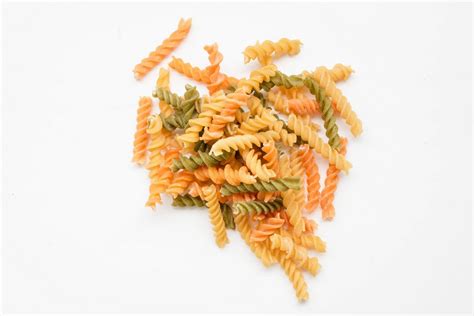 Dreifarbige Gekochte Fusilli Pasta Al Dente Auf Grauem Teller Vor