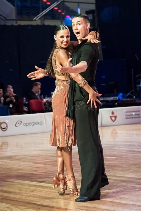Bailarines Que Bailan La Danza Latina Foto De Archivo Editorial Imagen De Joven Ejecutante