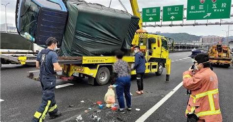 國1汐五高架小貨車翻車意外 疑為閃前車失控側翻駕駛及時脫困 社會 Ctwant