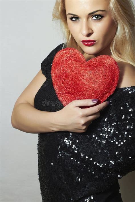 Mooie Blonde Vrouw Met Rood Hart Schoonheidsmeisje Toon Liefdesymbool De Dag Van Valentine