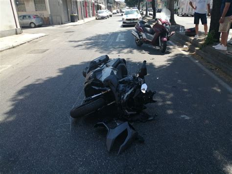 Messina Scontro Tra Due Moto In Via La Farina Tre Persone Ferite