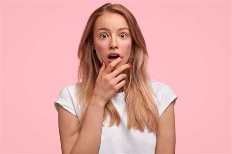 Portrait De Jeune Femme Blonde Photo Gratuite