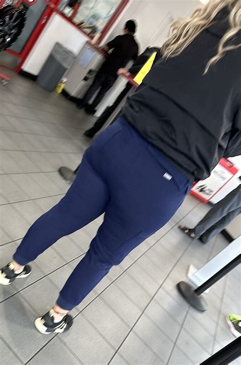 Big Ass PAWG In Scrubs Waiting For Tires Ass Forum