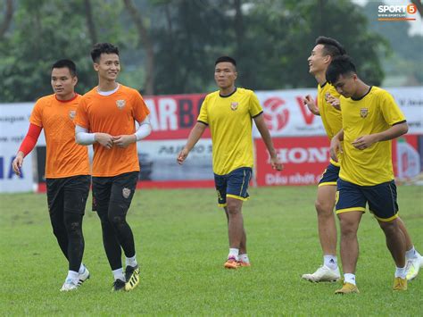 Dàn hot boy U22 Việt Nam khoác áo Hà Tĩnh FC đùa vui cực nhí nhảnh trước trận gặp Phù Đổng FC