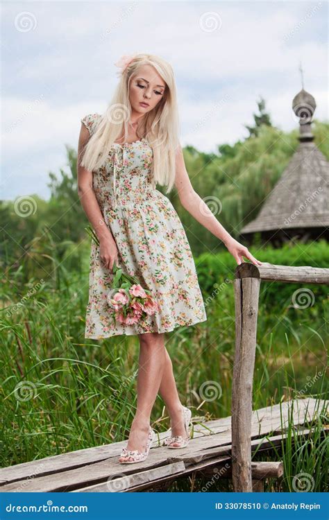 Jeune Femme Tenant Le Bouquet Des Fleurs Photo Stock Image Du Blonde Couleur 33078510