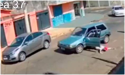 Vídeo Porta Abre E Motorista Sem Cinto Cai De Carro Em Movimento