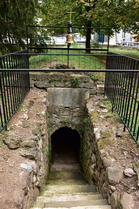 Осветиха камбана на входа на подземна църква във Враца