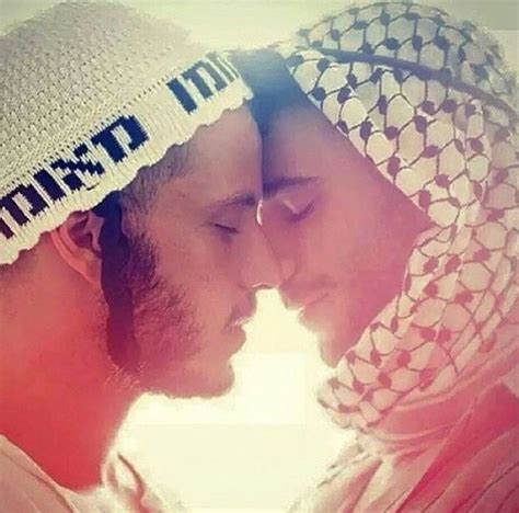 Madonna Publie Un Baiser Gay Entre Un Arabe Et Un Juif Gay