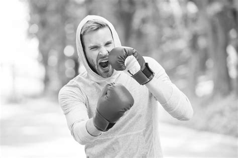 Resistencia De Entrenamiento De Boxeo Hombre Atleta Cara Concentrada