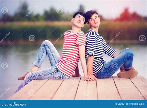 Coppie Gay Nell Amore Sulla Sponda Del Fiume Immagine Stock Immagine Di Banca Amico